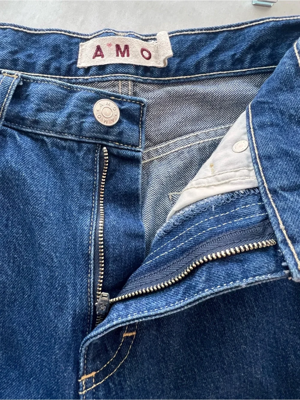 AMO - BILLIE JEANS Cropped Straight Leg Sz 27 Cotton in Stunner